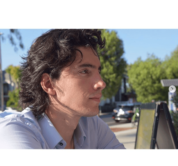 "Diría que 
<b><a href="https://www.univision.com/local/chicago-wgbo/alex-fernandez-habla-sobre-como-empezo-su-carrera-en-la-industria-musical" target="_blank">un sueño hecho realidad se queda corto</a></b>. Para mí el GRAMMY es el mejor premio que hay en esta carrera, y el hecho de estar nominado a dos de ellos es un logro", comentó.