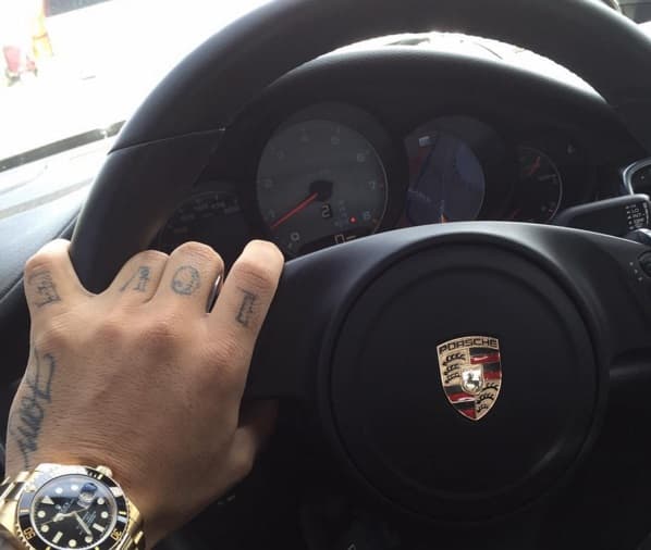 El reggaetonero disfruta pasar las horas frente al volante, por eso comparte estas fotos.