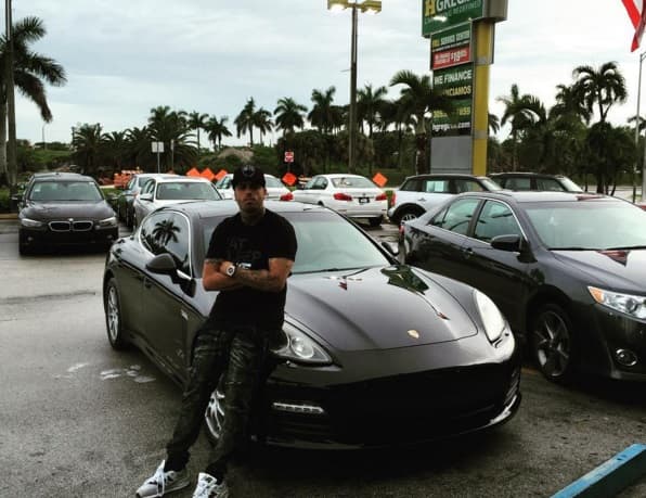 Nicky Jam explicó que con una amiga con derechos las peleas por celos quedan descartadas, así como celebrar aniversarios o fechas especiales. "(Las mujeres) van a lo que van, a lo que nos gusta y listo)", replicó People en Español.