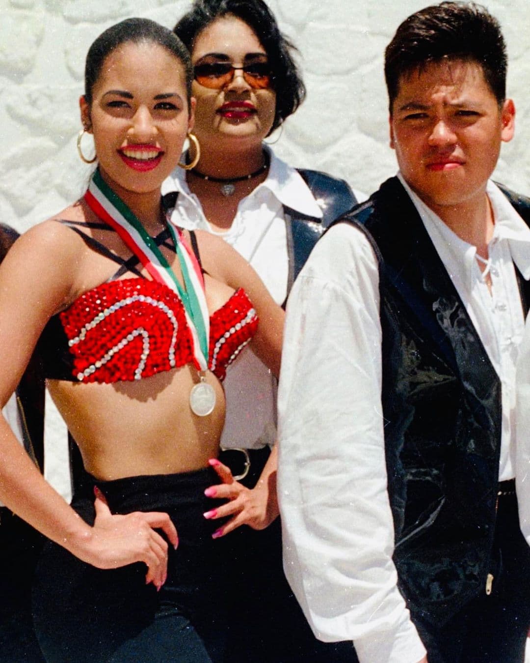 "El mundo hace 25 años perdió una superestrella. Hace 25 años mis padres perdieron a su bebé, Suzette y yo perdimos a nuestra hermanita, hoy es otro día que falta Selena", externó el músico.