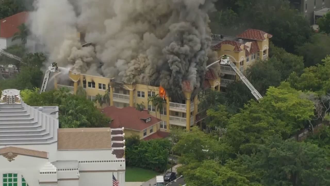 Incendio de gran magnitud en un edificio de apartamentos de Miami: hay varias personas heridas