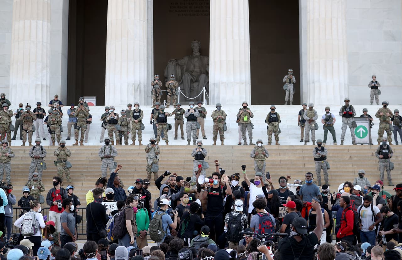 Miembros de la Guardia Nacional de Washington DC se posicionan en los escalones del Lincoln Memorial para monitorear a los manifestantes durante una protesta pacífica contra la brutalidad policial y la muerte del afroestadounidense George Floyd, ocurrida el 25 de mayo del 2020 en Minneapolis.
<br>