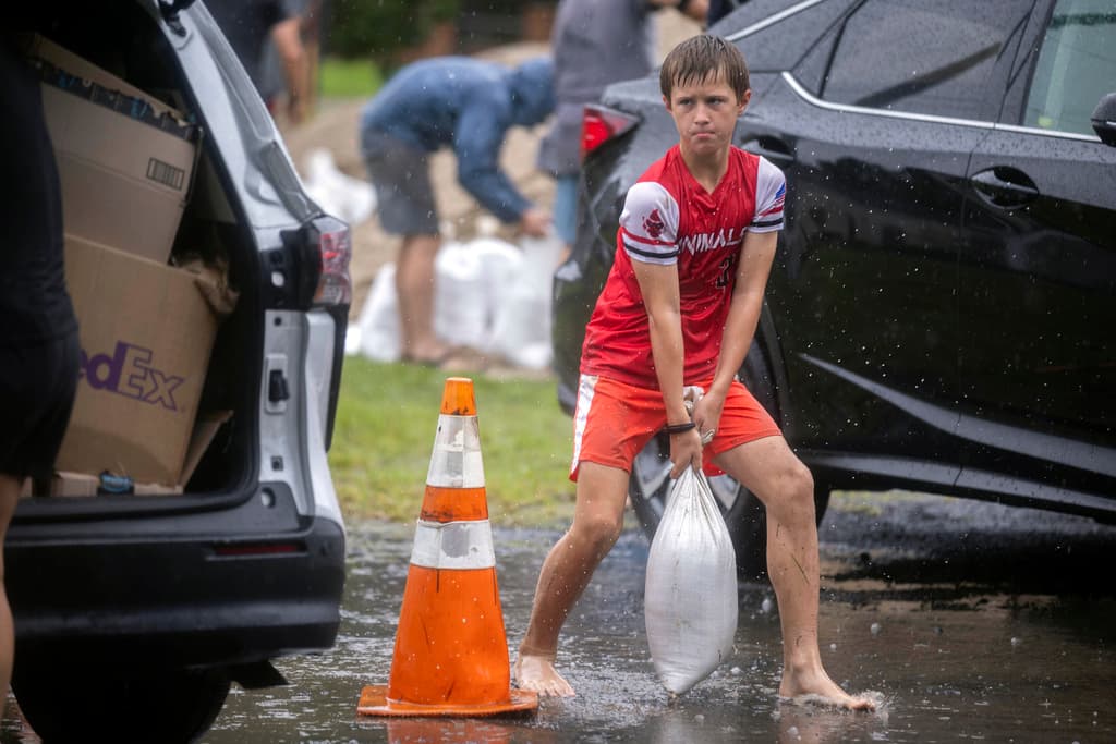 Y mientras unos enfrentaban la lluvia en las calles, otros como Brantley Schnabel fueron en familia a recoger sacos de arena en un parque estatal, para proteger sus propiedades de las inundaciones en el estado.