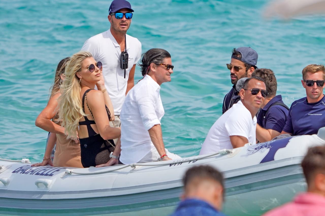 Solo un día después de que la boricua se dejó ver desde su cuenta de Instagram 
<b><a href="https://www.univision.com/famosos/jlo-y-ben-affleck-besos-st-tropez-fotos" target="_blank">besando a Ben Affleck</a></b>, el expelotero apareció en Bagatelle Beach rodeado de buena compañía. 
<br>