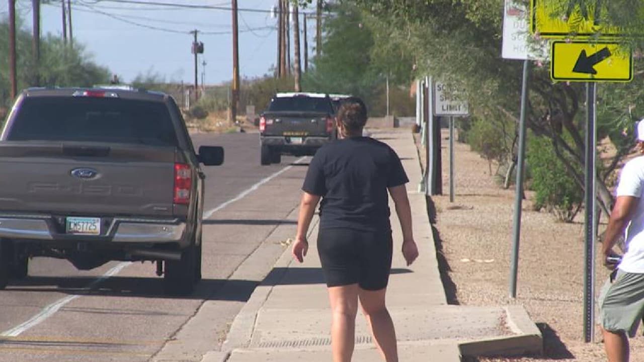 Debido a esto, se pide a la población evitar las zonas de Vah Ki Inn al norte, Shannon's Way al sur y entre 9th y 10th Place al oeste, hasta que sea levantado el perímetro de la policía.