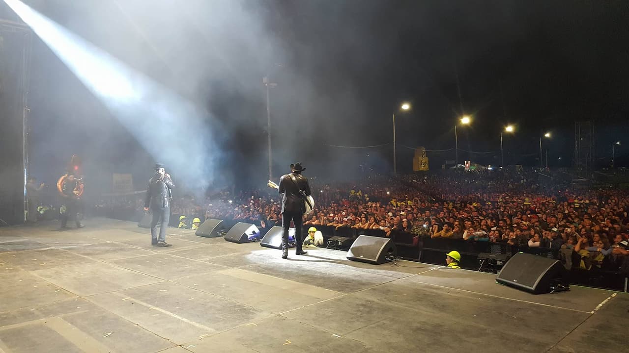 Calibre 50 en plena actuación, uno de los grupos más ovacionados y esperados del evento.