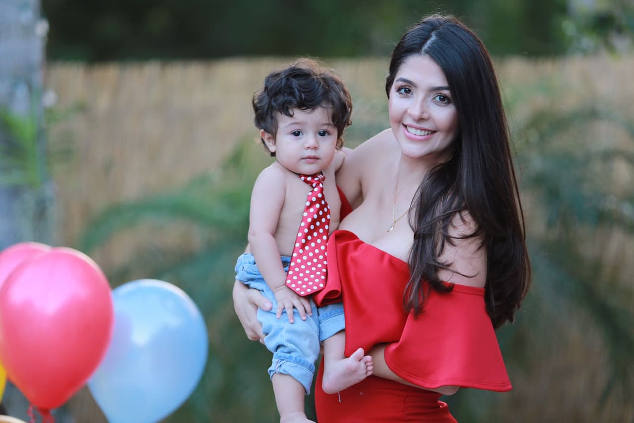 Su mamita, Catalina, es más que feliz con el primer año de dulces y tiernos momentos que ha compartido con su pequeño angelito.