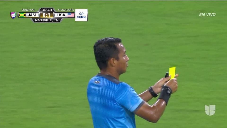 Tarjeta amarilla. El árbitro amonesta a Weston McKennie de USA