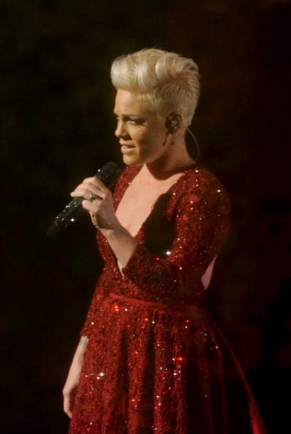 La cantante Pink durante su actuación en la celebración de los "scar en el Hollywood & Highland Center el 2 de marzo de 2014, en Hollywood, California.