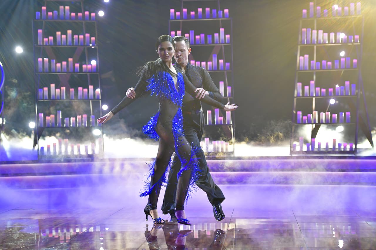 Kiara Liz sacó a flote toda su sensualidad interpretando el clásico mexicano 'Bésame mucho' en versión rumba. Al término de su presentación en el cuarto show, los jueces la felicitaron, pero le dieron algunos consejos para aprovechar sus movimientos en el escenario.