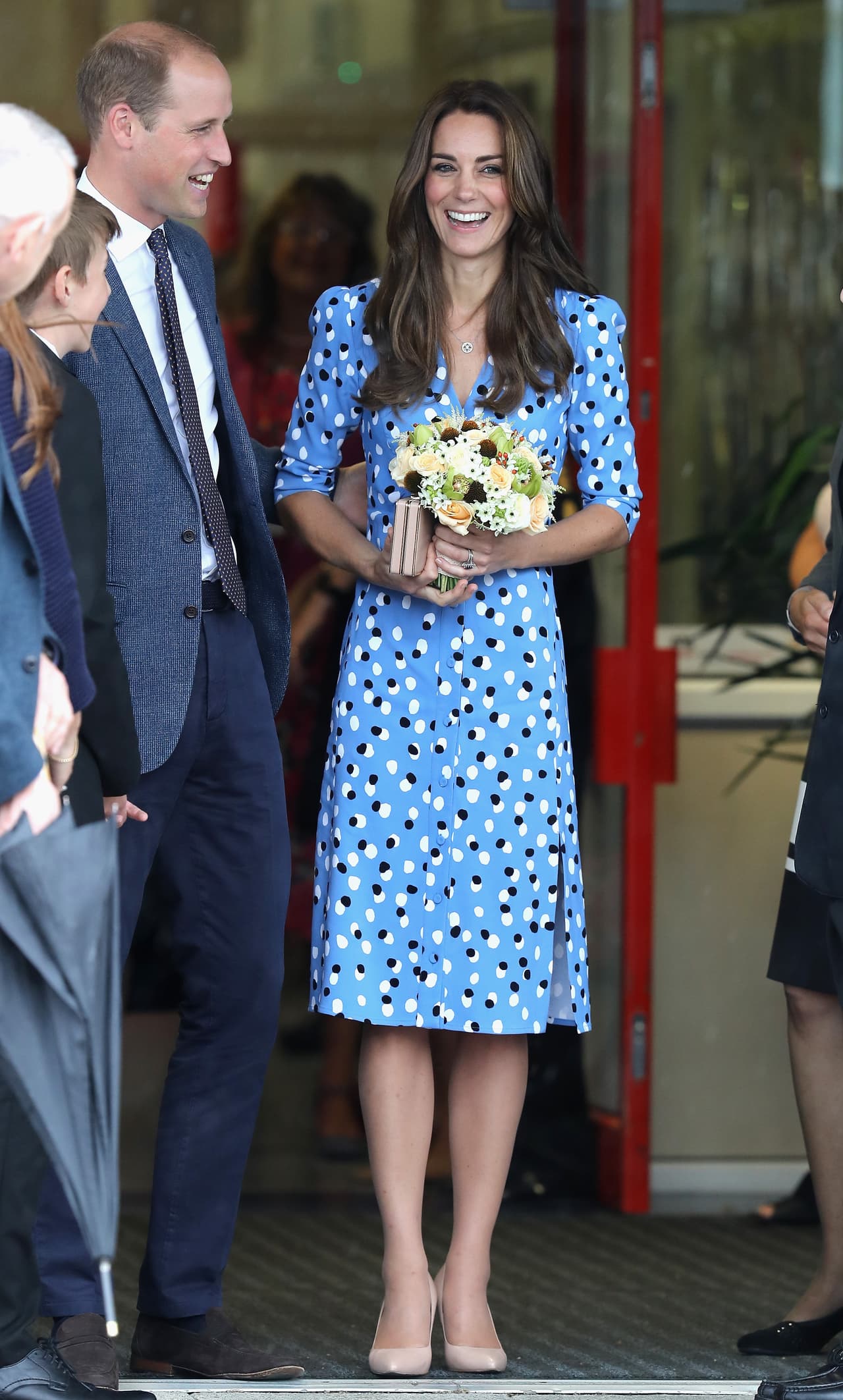 Kate Middleton mostró una gran variedad de diseñadores este año, y nunca se mostró tímida en explorar estampados y colores vibrantes, lo que la crítica de moda ha celebrado. Uno de sus vestidos memorables, sin duda este azul cielo de Altuzarra.