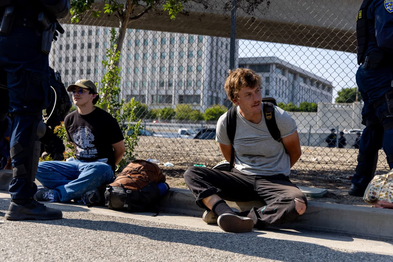 El presidente 
<b>Trump llamó a Los Ángeles “un basurero” </b>en un discurso a tropas en Carolina del Norte, prometiendo “liberar” la ciudad mientras analiza nuevos despliegues militares.