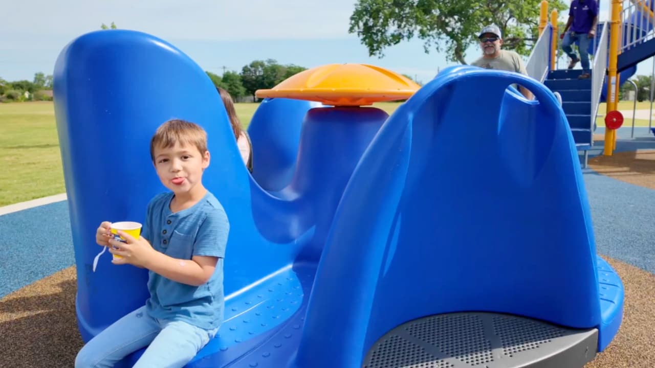 Pero la diversión no se detiene aquí. Además de estas nuevas instalaciones, la ciudad ofrece una amplia gama de actividades, incluyendo
<b>clases de natación para personas de todas las edades</b>, con precios variados para adaptarse a todos los presupuestos.
<a href="https://anc.apm.activecommunities.com/playgarland/activity/search?onlineSiteId=0&activity_select_param=2&viewMode=list" target="_blank">Haz clic aquí para toda la información</a>.