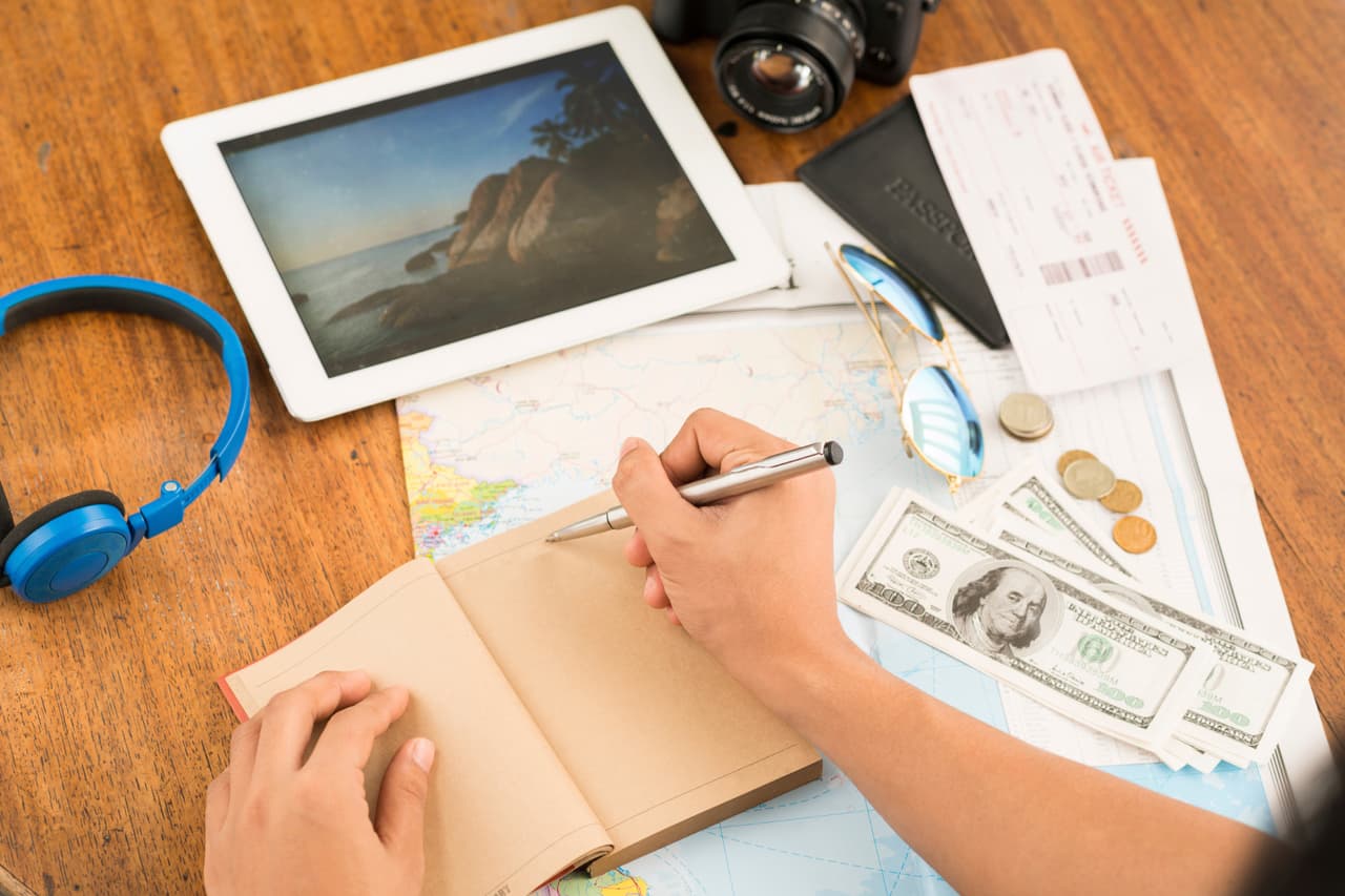 Probablemente, estés soñando con tus vacaciones, pero no sepas por dónde empezar a organizarlas. Sigue estos consejos para planificar tu viaje, de modo que nada se te escape.