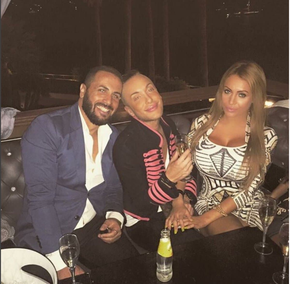 Les presentamos a Anastasia Reskoss y Quentin Dehar. Ellos son una pareja de origen francés que ha gastado aproximadamente 300 mil dólares en cirugías plásticas para parecerse a los muñecos Barbie y Ken. Será que se parecen ?