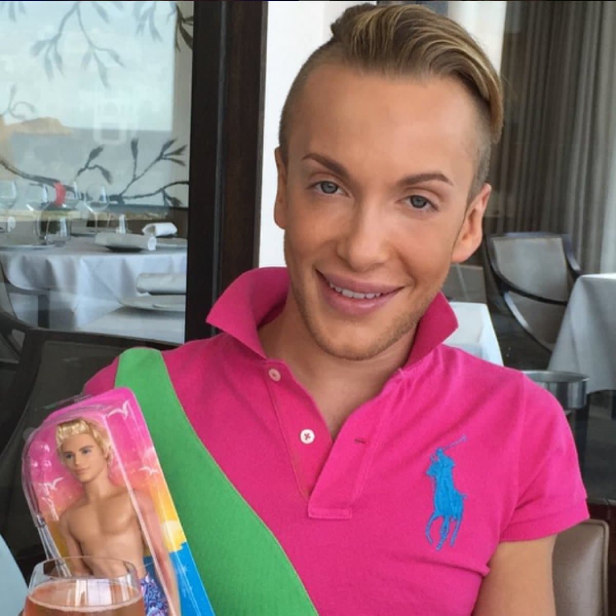 Les presentamos a Anastasia Reskoss y Quentin Dehar. Ellos son una pareja de origen francés que ha gastado aproximadamente 300 mil dólares en cirugías plásticas para parecerse a los muñecos Barbie y Ken. Será que se parecen ?