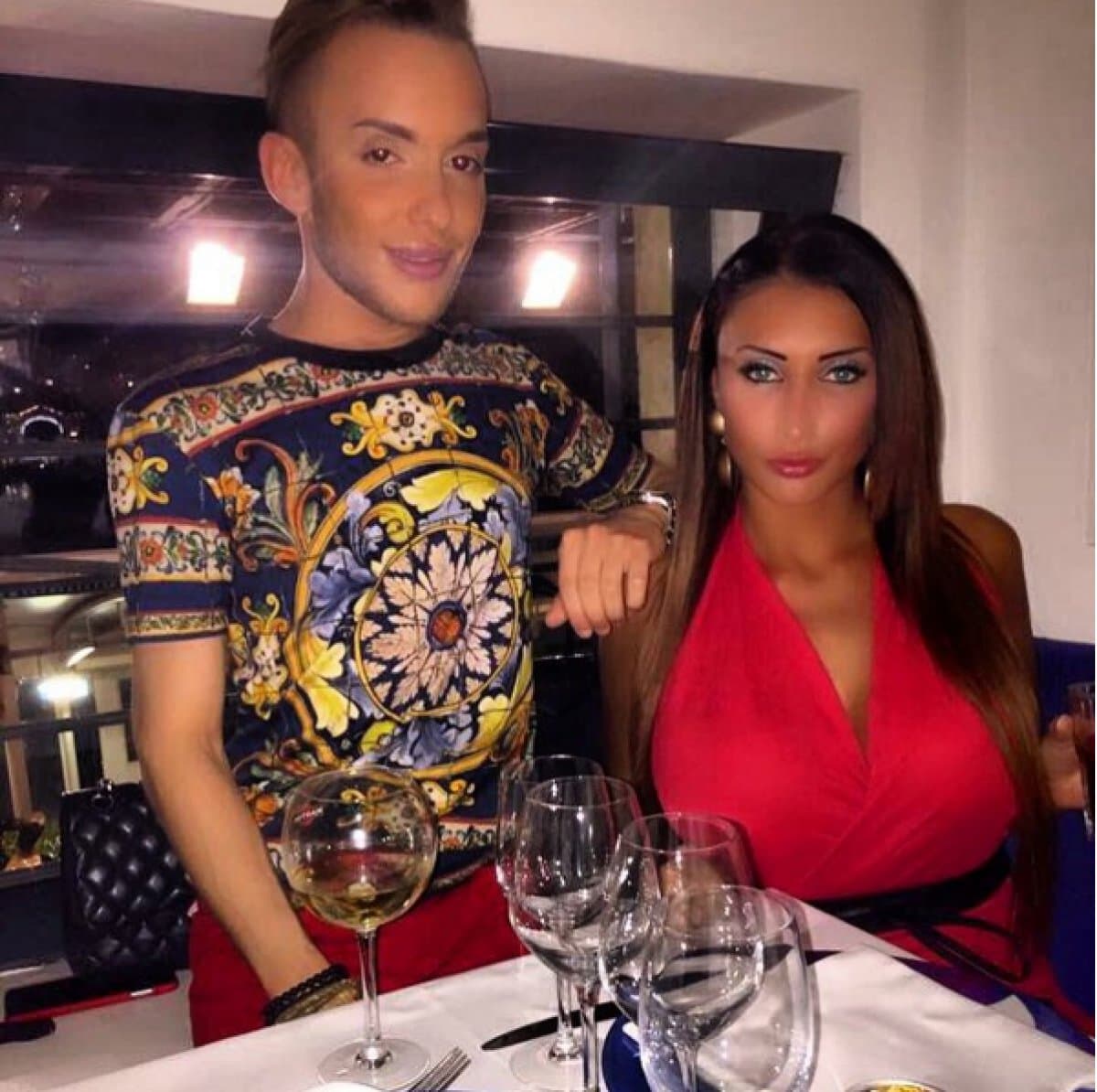 Les presentamos a Anastasia Reskoss y Quentin Dehar. Ellos son una pareja de origen francés que ha gastado aproximadamente 300 mil dólares en cirugías plásticas para parecerse a los muñecos Barbie y Ken. Será que se parecen ?