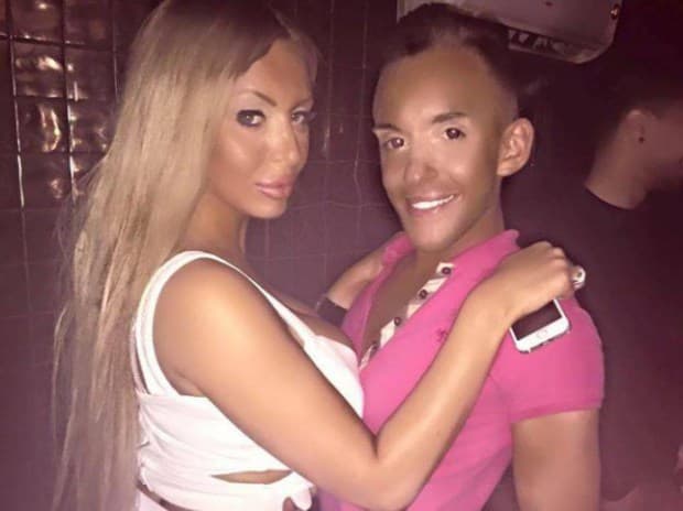 Les presentamos a Anastasia Reskoss y Quentin Dehar. Ellos son una pareja de origen francés que ha gastado aproximadamente 300 mil dólares en cirugías plásticas para parecerse a los muñecos Barbie y Ken. Será que se parecen ?