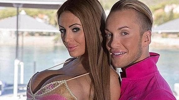 Les presentamos a Anastasia Reskoss y Quentin Dehar. Ellos son una pareja de origen francés que ha gastado aproximadamente 300 mil dólares en cirugías plásticas para parecerse a los muñecos Barbie y Ken. Será que se parecen ?