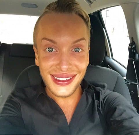 Les presentamos a Anastasia Reskoss y Quentin Dehar. Ellos son una pareja de origen francés que ha gastado aproximadamente 300 mil dólares en cirugías plásticas para parecerse a los muñecos Barbie y Ken. Será que se parecen ?