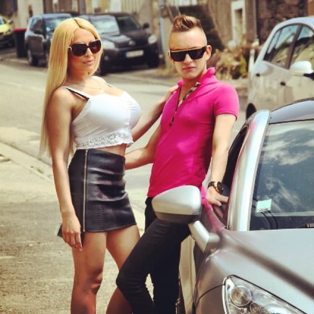 Les presentamos a Anastasia Reskoss y Quentin Dehar. Ellos son una pareja de origen francés que ha gastado aproximadamente 300 mil dólares en cirugías plásticas para parecerse a los muñecos Barbie y Ken. Será que se parecen ?