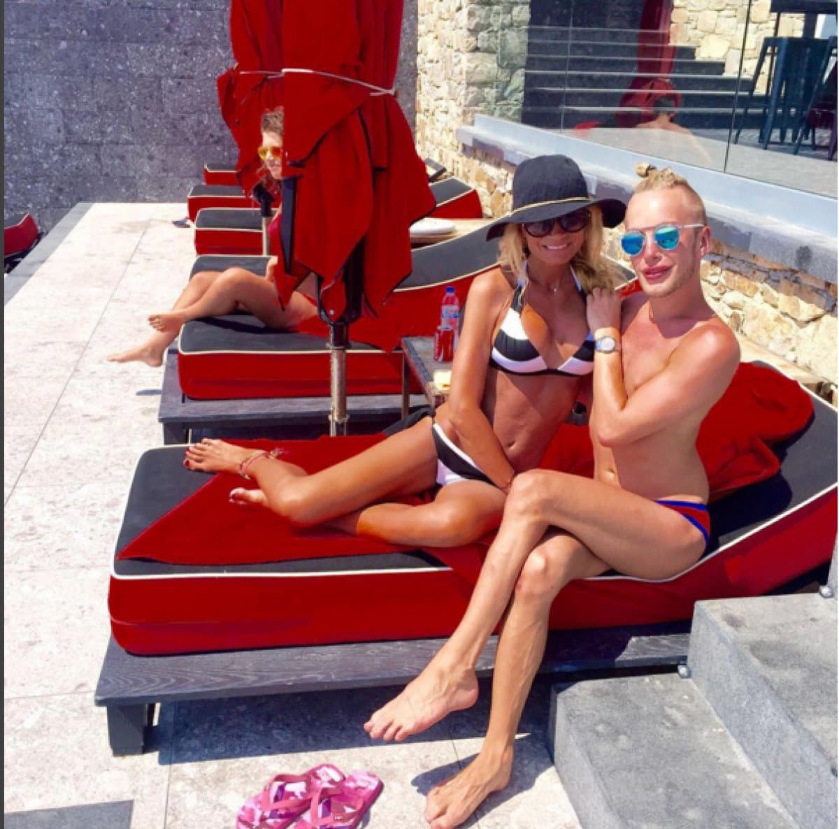 Les presentamos a Anastasia Reskoss y Quentin Dehar. Ellos son una pareja de origen francés que ha gastado aproximadamente 300 mil dólares en cirugías plásticas para parecerse a los muñecos Barbie y Ken. Será que se parecen ?