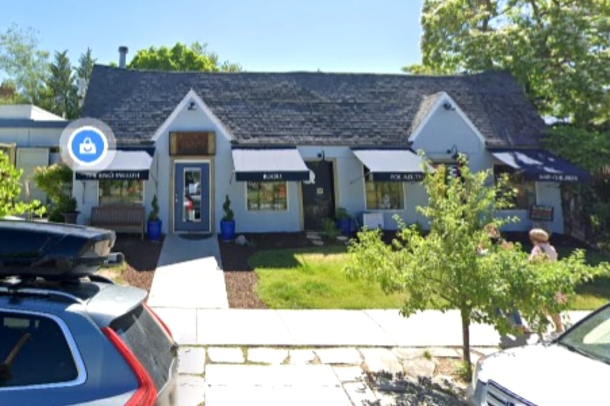 Antes de iniciar una lectura de "Sunday Storytime" con la drag queen Tara Lipsyncki, en la librería King's English recibieron una alerta sobre una bomba.