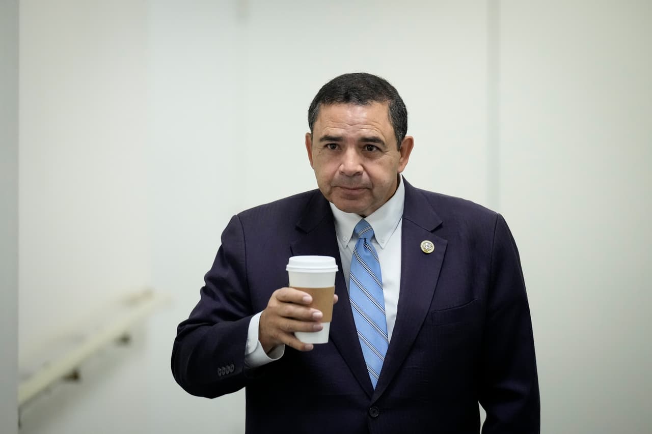 <a href="https://www.univision.com/local/washington-dc-wfdc/roban-henry-cuellar-automovil-washington-dc-representante-texas">Henry Cuéllar, representante de Texas, fue el blanco de otro delito en Washington DC</a>: a principios de octubre sufrió el robo de su automóvil a manos de tres delincuentes, quienes lo abordaron mientras se estacionaba.