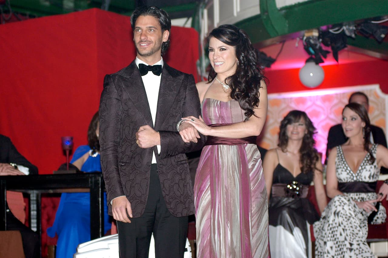 130 capítulos fue lo que duró la desangelada telenovela de título '
<b>Ni contigo ni sin ti</b>', teniendo como roles protagónicos a dos parejas de actores, la primera conformada por 
<b><a href="http://www.univision.com/temas/erick-elias">Erick Elías</a></b> y 
<b><a href="http://www.univision.com/temas/alessandra-rosaldo">Alessandra Rosaldo</a></b>.