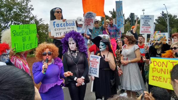 Decenas protestan contra política de “nombres reales” de Facebook