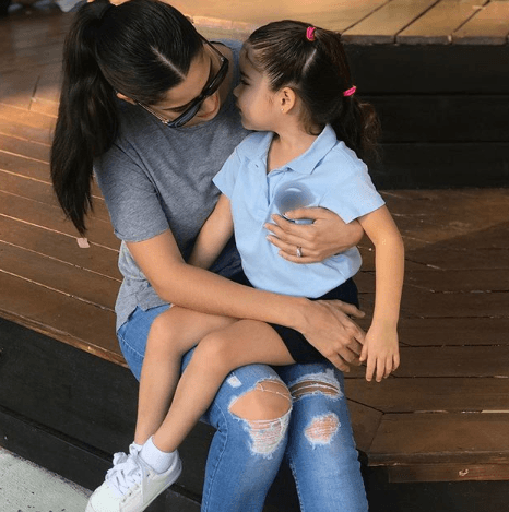 Para Ana Patricia ha sido muy importante que Giulietta se sienta especial, por eso día a día va por ella a la salida del colegio.