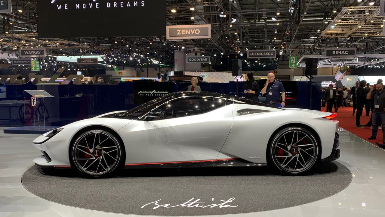 <h3 class="cms-H3-H3">Pininfarina Battista</h3>
<br>La legendaria casa de diseño italiana presentó este impresionante hiperauto eléctrico, nombrado en homenaje a su fundador 
<b>Battista 'Pinin' Farina</b>. El Battista no es un concepto, sino un auto de producción, limitada a 150 unidades, que cuenta con 1,900 caballos de fuerza eléctrica. Cada ejemplar tiene un precio de 2.6 millones de dólares. El Battista acelera de 0 a 60 mph en menos de 2 segundos.