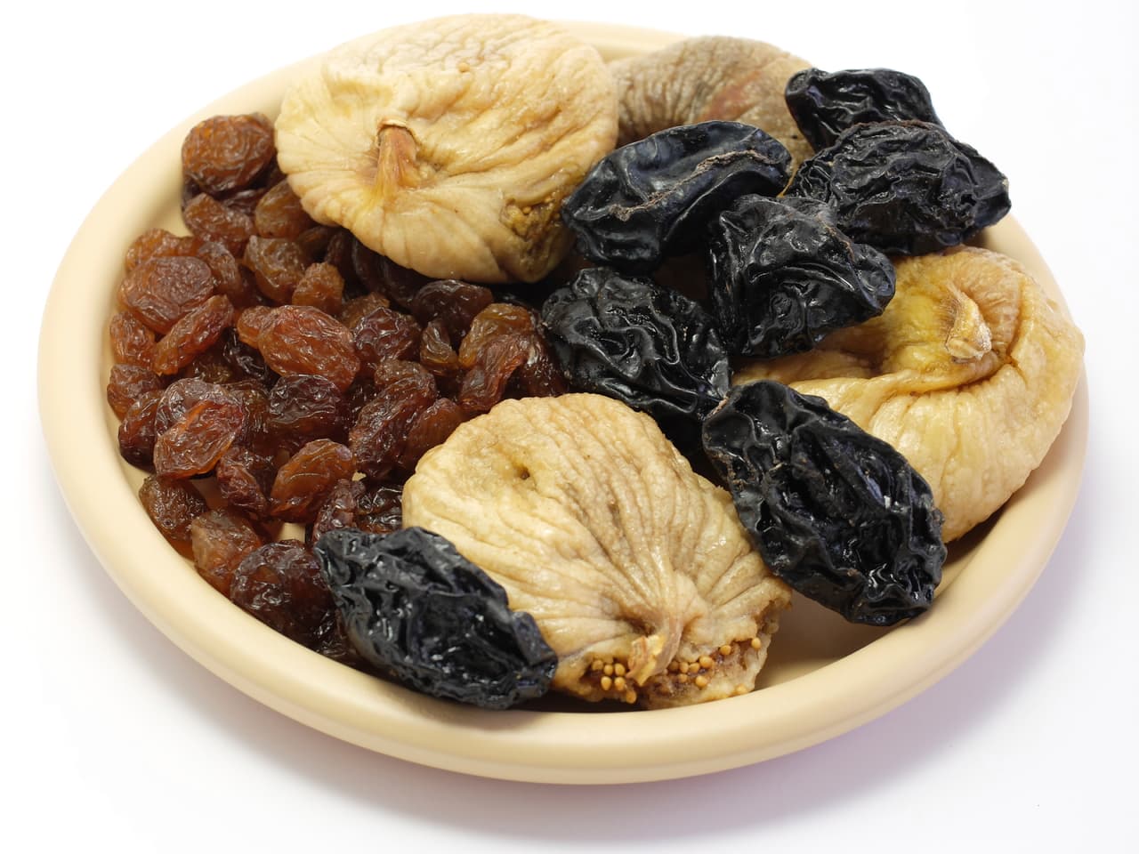 Ciruelas e higos deshidratados. También puedes encontrar fibra en frutas e incluso algunas de ellas en su forma deshidratada.