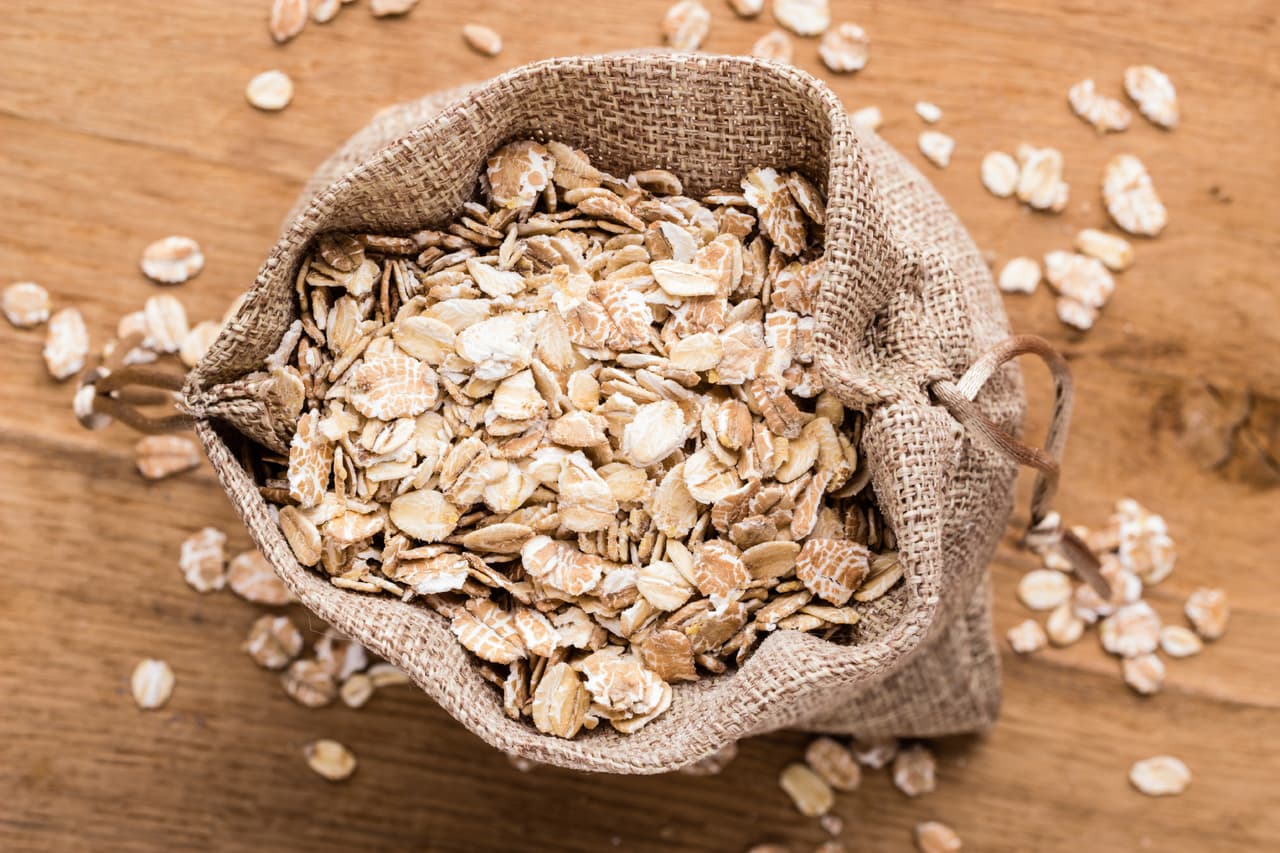 Avena, arroz y salvado. El arroz puedes consumirlo como acompañante de tus platos fuertes aunque también puedes preparar un rico arroz con leche. La avena puede ser preparada en un atole y el salvado lo encuentras en panes y galletas.