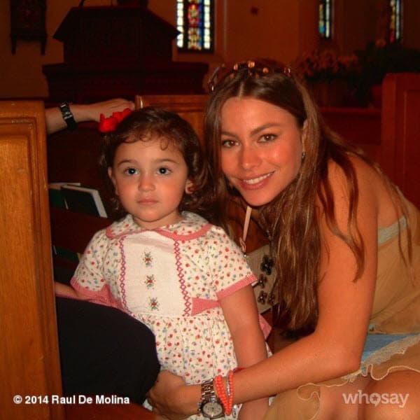 Al conductor de El Gordo y La Flaca le gusta compartir este tipo de momentos donde su hija aparece con los artistas: "Que bella Mia en TBT, mírenla con 2 años junto a @SofiaVergara".