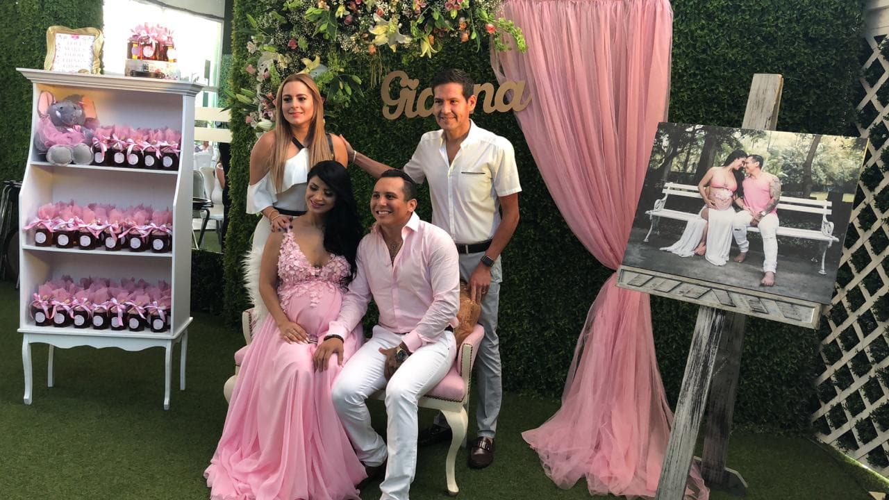 Luego de los juegos, la comida y las sorpresas, los invitados se tomaron la foto con los anfitriones, quienes a la vez recibieron varios recuerditos como chocolates, un tarro de miel y un elefante de peluche.