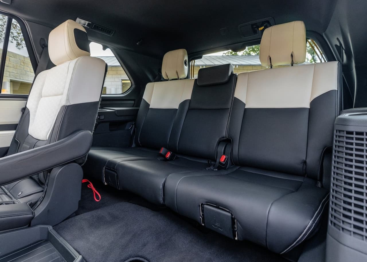 La Toyota Sequoia 2023 se rejuvenece adoptando un estilo moderno, una cabina tecnológica y un sistema de propulsión híbrido.