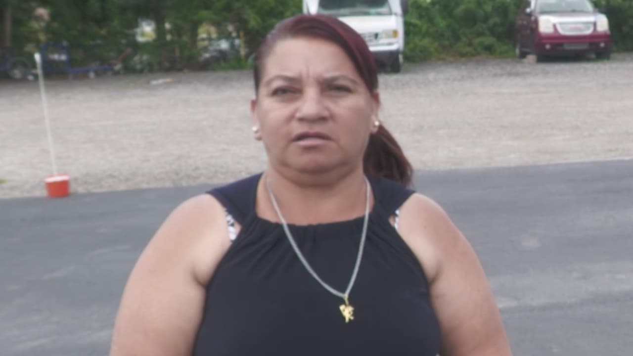 Hispana desalojada del Ministerio Kaleo ahora vive con su hija en un vehículo