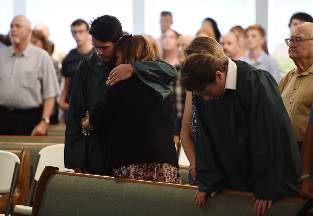 Residentes de Santa Fe asistieron a una ceremonia religiosa en la iglesia Arcadia First Baptist para orar por las víctimas del ataque en la escuela.