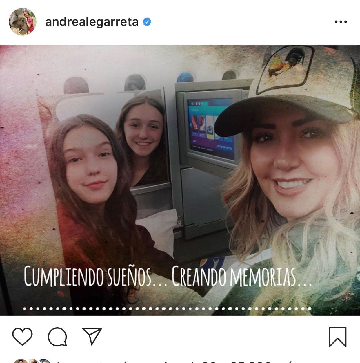 El pasado viernes, 19 de julio, Andrea Legarreta publicó esta imagen 
<b><a href="https://www.instagram.com/andrealegarreta/">en su cuenta de Instagram</a></b>
<a href="https://www.instagram.com/andrealegarreta/"> </a>en la que se ve que las tres están dentro de un avión, dando comienzo a su aventura de estas vacaciones de verano.