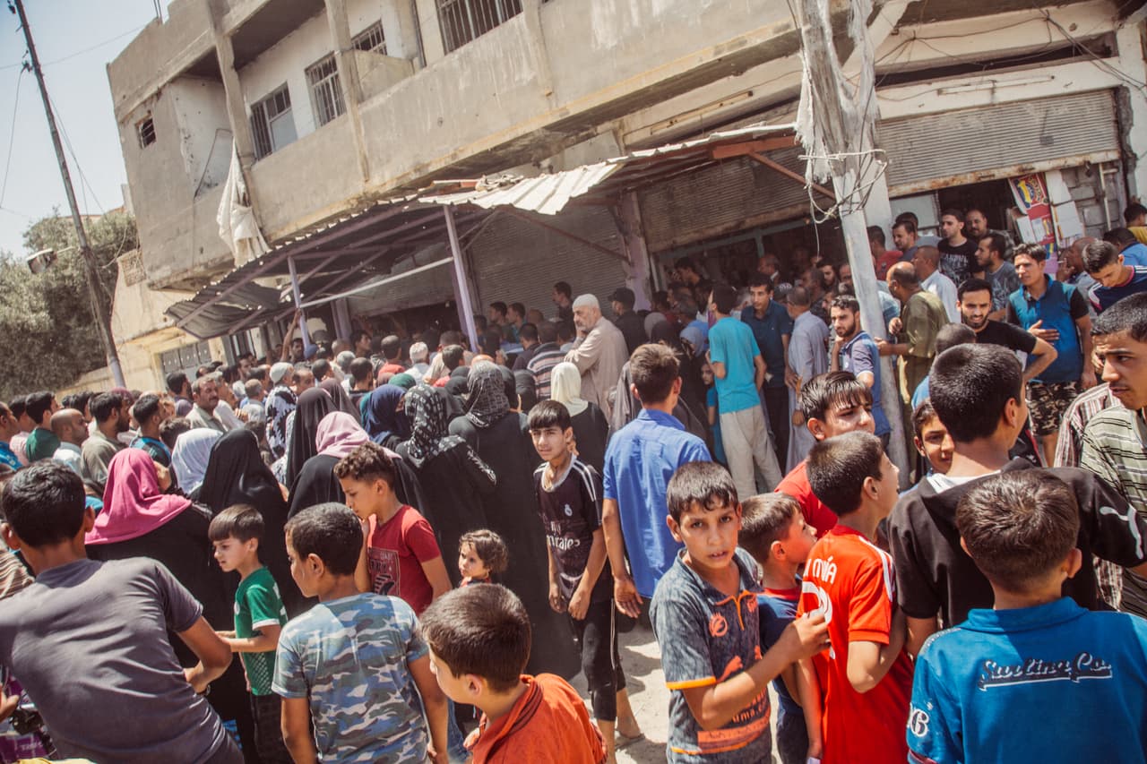 “Una multitud comenzó a reunirse para recibir una bolsa de ayuda, llena de productos básicos. Cuando llegamos había unas 20 personas, en minutos ya había cientos”.