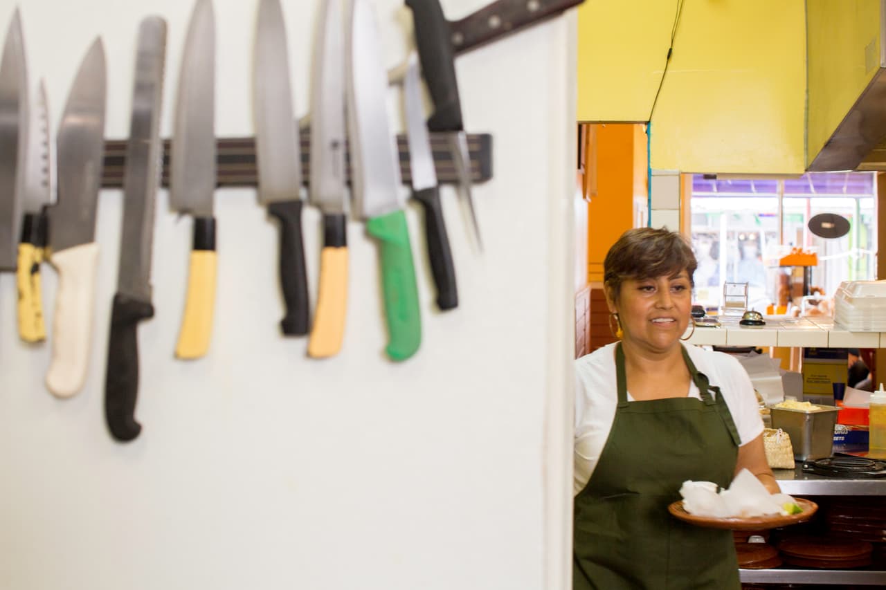 Durante 6 meses ella y su marido, el chef estadounidense Benjamin Miller, se las arreglaron para mantener dos restaurantes abiertos y operando. Para conseguirlo Cristina no escatimó en su trabajo como chef, mesera, preparadora, administradora y hasta lavaplatos.