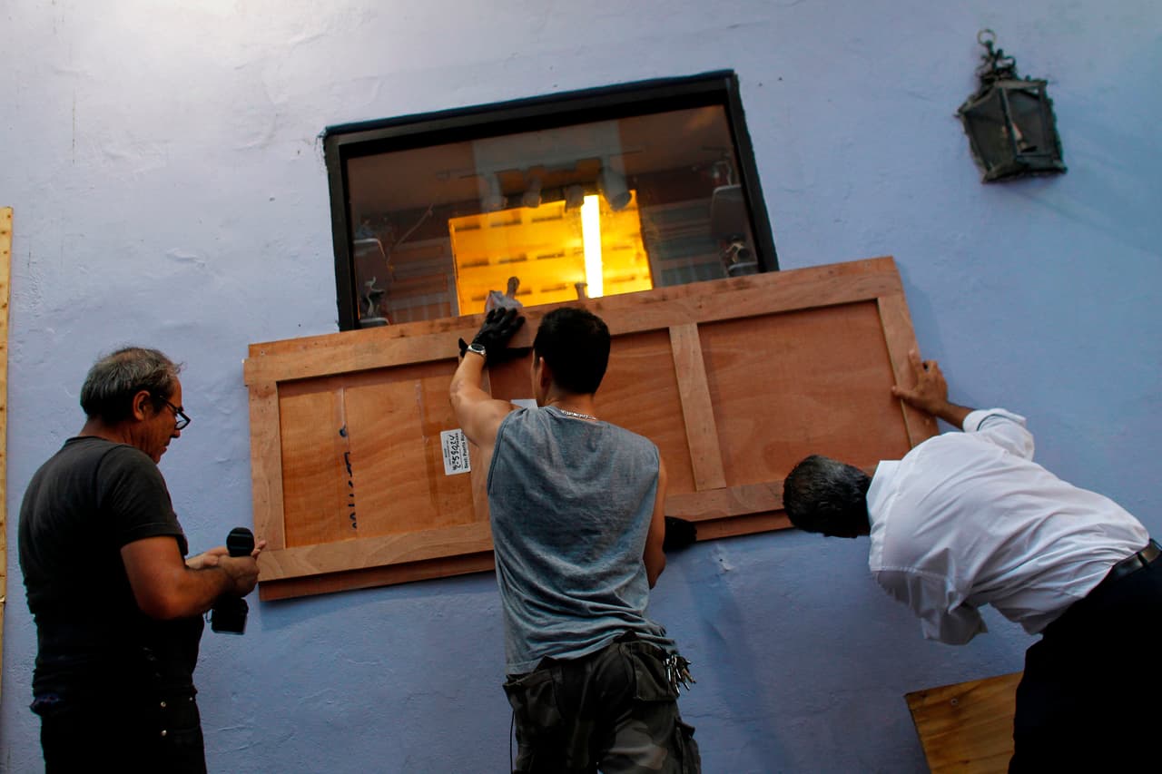 Dos semanas después del azote de Irma, la escena se repite en todo Puerto Rico mientras los ciudadanos se abastecen y toman medidas para proteger sus propiedades antes de la llegada del violento huracán María.