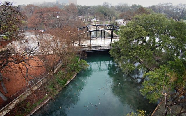 <h3 class="cms-H3-H3"><b>Historic Brackenridge Park</b> </h3>
<br>
<br>📍 3700 N. St. Mary’s (no incluye el estacionamiento)
<br>📍 915 E. Mulberry (comienza el viernes 29 de marzo, a las 15:00 horas)
<br>📍 2809 Broadway
<br>
<br>Es un favorito entre los residentes y visitantes de San Antonio. 
<br>
<br>El parque alberga un tramo del río San Antonio, el jardín de té japonés, el teatro Sunken Garden, el zoológico de San Antonio, la playa Lambert y los campos de béisbol Tony "Skipper" Martinez.