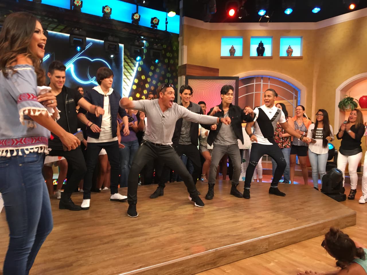 Johnny les mostró a los chicos de CNCO sus grandes habilidades para bailar.