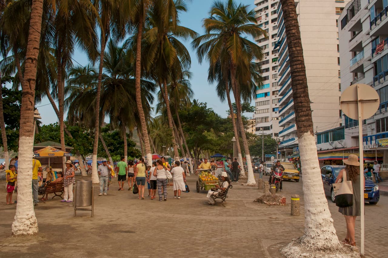 Miles de turistas nacionales y extranjeros visitan la costa colombiana cada año. En estas playas las trabajadoras venezolanas encuentran potenciales clientes de dentro y fuera de Colombia con 'moneda dura' que favorece el cambio a los devaluados bolívares venezolanos. En la foto el malecón Rodadero, Santa Marta.