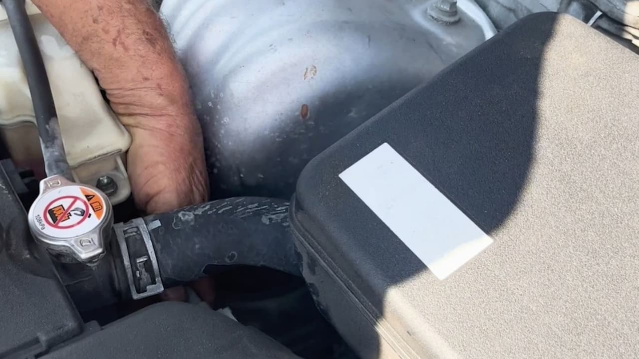 Para mantener a tu auto "sano" del calor, lo primero es 
<b>verificar los "fluidos" del motor. </b>Principalmente, lo que conecta con el radiador: 
<b>Manguera y el ventilador. </b>Esto para lograr un buen enfriamiento dentro del vehículo.