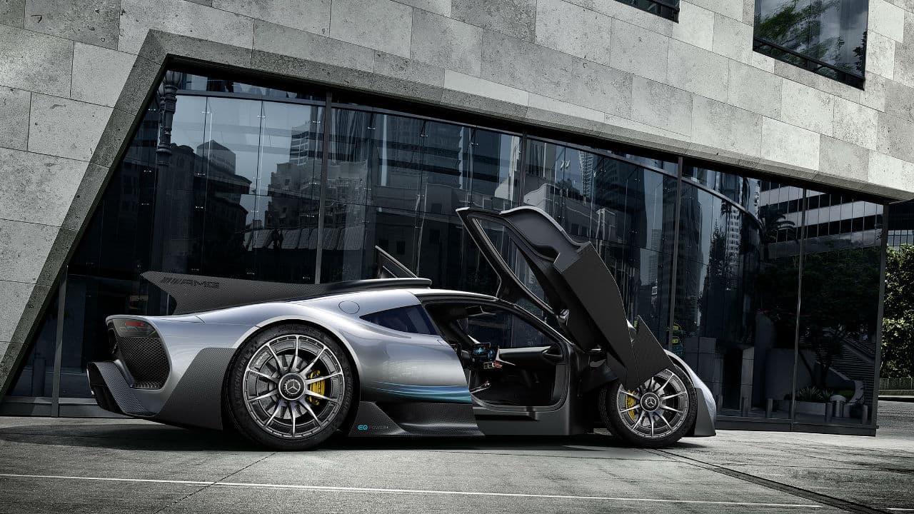 El diseño es una mezcla de auto furturista y de carreras. Imposible no apreciar sus puertas con apertura de tijera para facilitar el ascenso y descenso de sus dos pasajeros.