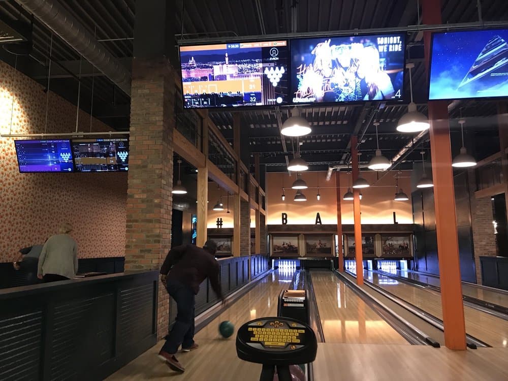 <b>Punch Bowl Social </b>
<br>
<b>Dirección</b>: 875 Battery Ave SE, Ste 720. Atlanta, GA
<br>
<b>Teléfono</b>: (470) 443-1443
<br>
<b>Sitio web</b>: 
<a href="https://punchbowlsocial.com/location/atlanta/">https://punchbowlsocial.com/location/atlanta/</a> 
<br>
<b><a href="https://www.yelp.com/map/punch-bowl-social-atlanta-4">Cómo llegar</a></b>
<br>
<br>Así se promocionan en Yelp: “Punch Bowl Social en Atlanta, en el distrito de entretenimiento de Battery Atlanta, es el destino para una animada combinación de cócteles artesanales y poncheras, comidas caseras y diversión, actividades como bolos, karaoke, dardos, billar y juegos de mesa gratuitos”.