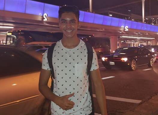 Roberto Mariscal en el Aeropuerto Internacional de Los Ángeles durante una de sus visitas a Estados Unidos.